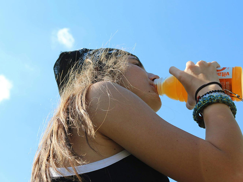 Os melhores sucos para se manter hidratado no verão
